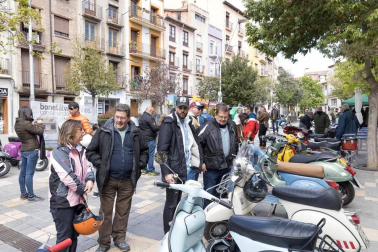 Cientos de personas disfrutaron de los platos preparados por 13 peñas y sociedades a precios populares