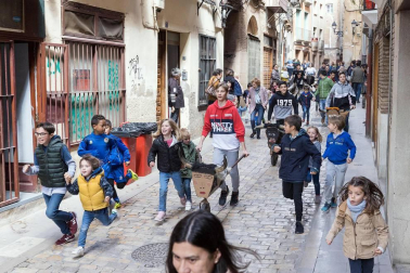 Cientos de personas disfrutaron de los platos preparados por 13 peñas y sociedades a precios populares