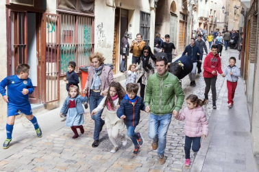 Cientos de personas disfrutaron de los platos preparados por 13 peñas y sociedades a precios populares