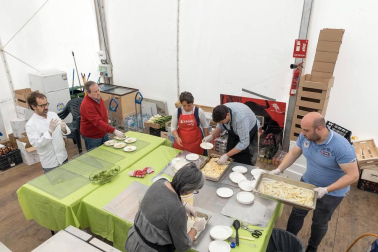 Cientos de personas disfrutaron de los platos preparados por 13 peñas y sociedades a precios populares