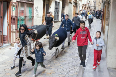Cientos de personas disfrutaron de los platos preparados por 13 peñas y sociedades a precios populares