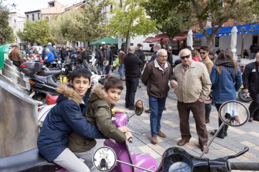 Cientos de personas disfrutaron de los platos preparados por 13 peñas y sociedades a precios populares