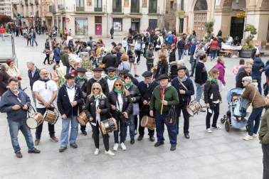 Cientos de personas disfrutaron de los platos preparados por 13 peñas y sociedades a precios populares
