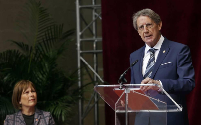 El escritor, docente, investigador y divulgador llama a "mimar la educación y la cultura", que ha definido como "un modo de vivir humanizado"