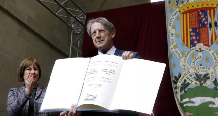El escritor, docente, investigador y divulgador llama a "mimar la educación y la cultura", que ha definido como "un modo de vivir humanizado"
