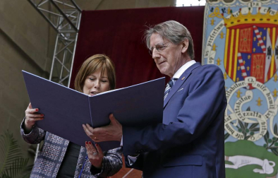 El escritor, docente, investigador y divulgador llama a "mimar la educación y la cultura", que ha definido como "un modo de vivir humanizado"