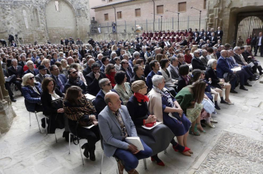 El escritor, docente, investigador y divulgador llama a "mimar la educación y la cultura", que ha definido como "un modo de vivir humanizado"
