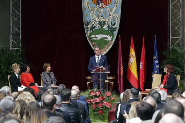 El escritor, docente, investigador y divulgador llama a "mimar la educación y la cultura", que ha definido como "un modo de vivir humanizado"