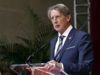 El escritor, docente, investigador y divulgador llama a "mimar la educación y la cultura", que ha definido como "un modo de vivir humanizado"