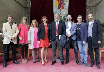 El escritor, docente, investigador y divulgador llama a "mimar la educación y la cultura", que ha definido como "un modo de vivir humanizado"