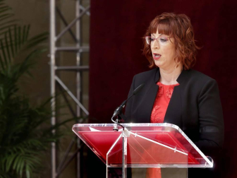 El escritor, docente, investigador y divulgador llama a "mimar la educación y la cultura", que ha definido como "un modo de vivir humanizado"