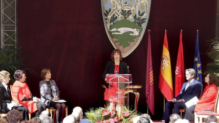 El escritor, docente, investigador y divulgador llama a "mimar la educación y la cultura", que ha definido como "un modo de vivir humanizado"