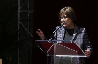 El escritor, docente, investigador y divulgador llama a "mimar la educación y la cultura", que ha definido como "un modo de vivir humanizado"