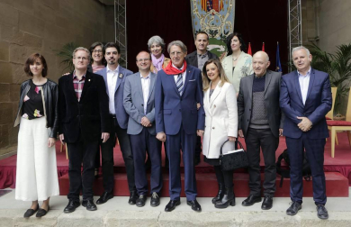 El escritor, docente, investigador y divulgador llama a "mimar la educación y la cultura", que ha definido como "un modo de vivir humanizado"