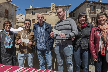 La localidad invitó a degustar 300 kilos de producto preparados en 2.000 bandejas que se agotaron en una hora por las más de 4.000 personas que abarrotaron Dicastillo