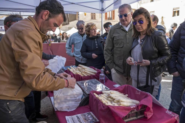 La localidad invitó a degustar 300 kilos de producto preparados en 2.000 bandejas que se agotaron en una hora por las más de 4.000 personas que abarrotaron Dicastillo