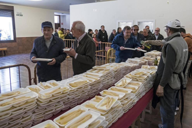La localidad invitó a degustar 300 kilos de producto preparados en 2.000 bandejas que se agotaron en una hora por las más de 4.000 personas que abarrotaron Dicastillo