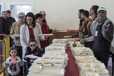 La localidad invitó a degustar 300 kilos de producto preparados en 2.000 bandejas que se agotaron en una hora por las más de 4.000 personas que abarrotaron Dicastillo