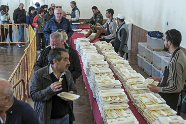 La localidad invitó a degustar 300 kilos de producto preparados en 2.000 bandejas que se agotaron en una hora por las más de 4.000 personas que abarrotaron Dicastillo
