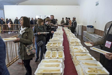 La localidad invitó a degustar 300 kilos de producto preparados en 2.000 bandejas que se agotaron en una hora por las más de 4.000 personas que abarrotaron Dicastillo