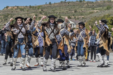 La localidad invitó a degustar 300 kilos de producto preparados en 2.000 bandejas que se agotaron en una hora por las más de 4.000 personas que abarrotaron Dicastillo