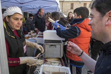 La localidad invitó a degustar 300 kilos de producto preparados en 2.000 bandejas que se agotaron en una hora por las más de 4.000 personas que abarrotaron Dicastillo