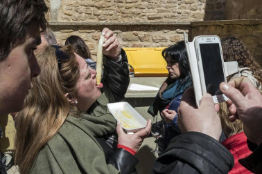 La localidad invitó a degustar 300 kilos de producto preparados en 2.000 bandejas que se agotaron en una hora por las más de 4.000 personas que abarrotaron Dicastillo