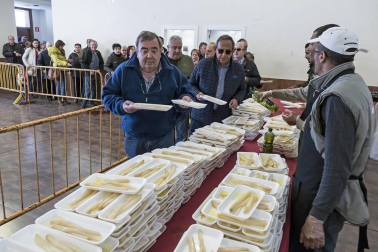La localidad invitó a degustar 300 kilos de producto preparados en 2.000 bandejas que se agotaron en una hora por las más de 4.000 personas que abarrotaron Dicastillo