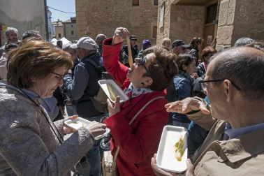 La localidad invitó a degustar 300 kilos de producto preparados en 2.000 bandejas que se agotaron en una hora por las más de 4.000 personas que abarrotaron Dicastillo