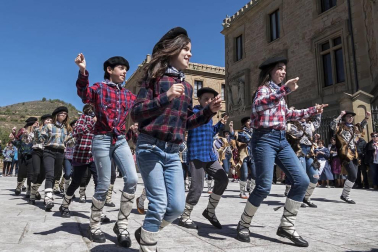 La localidad invitó a degustar 300 kilos de producto preparados en 2.000 bandejas que se agotaron en una hora por las más de 4.000 personas que abarrotaron Dicastillo