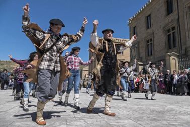 La localidad invitó a degustar 300 kilos de producto preparados en 2.000 bandejas que se agotaron en una hora por las más de 4.000 personas que abarrotaron Dicastillo