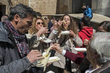 La localidad invitó a degustar 300 kilos de producto preparados en 2.000 bandejas que se agotaron en una hora por las más de 4.000 personas que abarrotaron Dicastillo