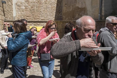 La localidad invitó a degustar 300 kilos de producto preparados en 2.000 bandejas que se agotaron en una hora por las más de 4.000 personas que abarrotaron Dicastillo