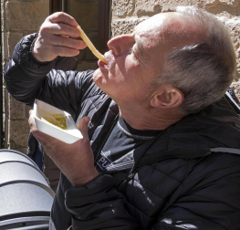La localidad invitó a degustar 300 kilos de producto preparados en 2.000 bandejas que se agotaron en una hora por las más de 4.000 personas que abarrotaron Dicastillo