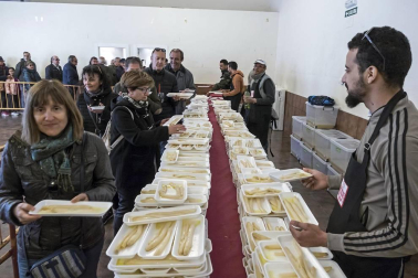 La localidad invitó a degustar 300 kilos de producto preparados en 2.000 bandejas que se agotaron en una hora por las más de 4.000 personas que abarrotaron Dicastillo