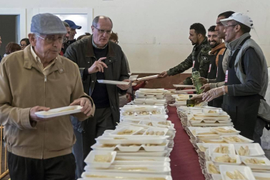 La localidad invitó a degustar 300 kilos de producto preparados en 2.000 bandejas que se agotaron en una hora por las más de 4.000 personas que abarrotaron Dicastillo