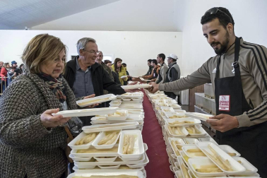 La localidad invitó a degustar 300 kilos de producto preparados en 2.000 bandejas que se agotaron en una hora por las más de 4.000 personas que abarrotaron Dicastillo