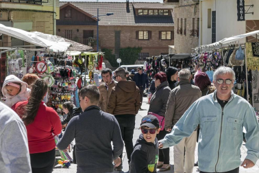 La localidad invitó a degustar 300 kilos de producto preparados en 2.000 bandejas que se agotaron en una hora por las más de 4.000 personas que abarrotaron Dicastillo
