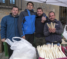 La localidad invitó a degustar 300 kilos de producto preparados en 2.000 bandejas que se agotaron en una hora por las más de 4.000 personas que abarrotaron Dicastillo
