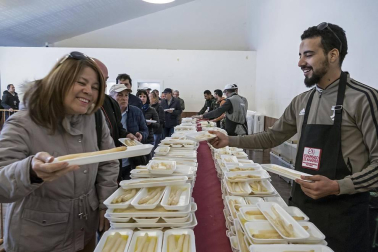 La localidad invitó a degustar 300 kilos de producto preparados en 2.000 bandejas que se agotaron en una hora por las más de 4.000 personas que abarrotaron Dicastillo
