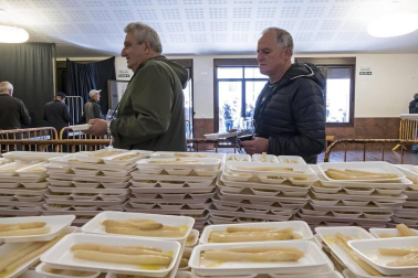 La localidad invitó a degustar 300 kilos de producto preparados en 2.000 bandejas que se agotaron en una hora por las más de 4.000 personas que abarrotaron Dicastillo