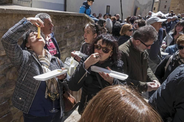 La localidad invitó a degustar 300 kilos de producto preparados en 2.000 bandejas que se agotaron en una hora por las más de 4.000 personas que abarrotaron Dicastillo