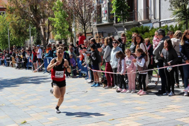 Muñoz y Carrera vencen en la Vuelta a la Mejana. Un total de 929 atletas participaron en la XXXIX edición de esta popular cita de la capital ribera