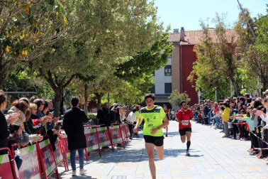 Muñoz y Carrera vencen en la Vuelta a la Mejana. Un total de 929 atletas participaron en la XXXIX edición de esta popular cita de la capital ribera