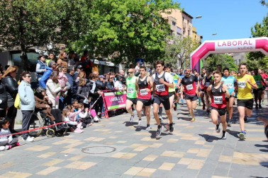 Muñoz y Carrera vencen en la Vuelta a la Mejana. Un total de 929 atletas participaron en la XXXIX edición de esta popular cita de la capital ribera