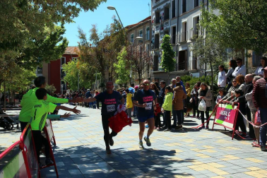 Muñoz y Carrera vencen en la Vuelta a la Mejana. Un total de 929 atletas participaron en la XXXIX edición de esta popular cita de la capital ribera
