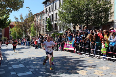 Muñoz y Carrera vencen en la Vuelta a la Mejana. Un total de 929 atletas participaron en la XXXIX edición de esta popular cita de la capital ribera