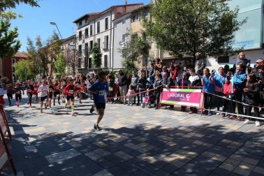 Muñoz y Carrera vencen en la Vuelta a la Mejana. Un total de 929 atletas participaron en la XXXIX edición de esta popular cita de la capital ribera