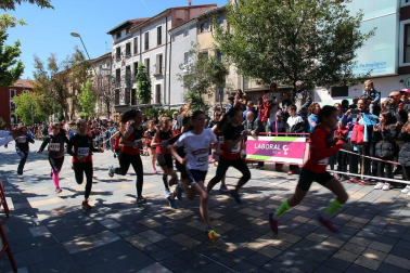 Muñoz y Carrera vencen en la Vuelta a la Mejana. Un total de 929 atletas participaron en la XXXIX edición de esta popular cita de la capital ribera
