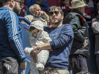 Más de 5.000 personas se han dado cita en El Sadar para apoyar a las chicas del Osasuna Femenino en su partido contra el Santa Teresa.